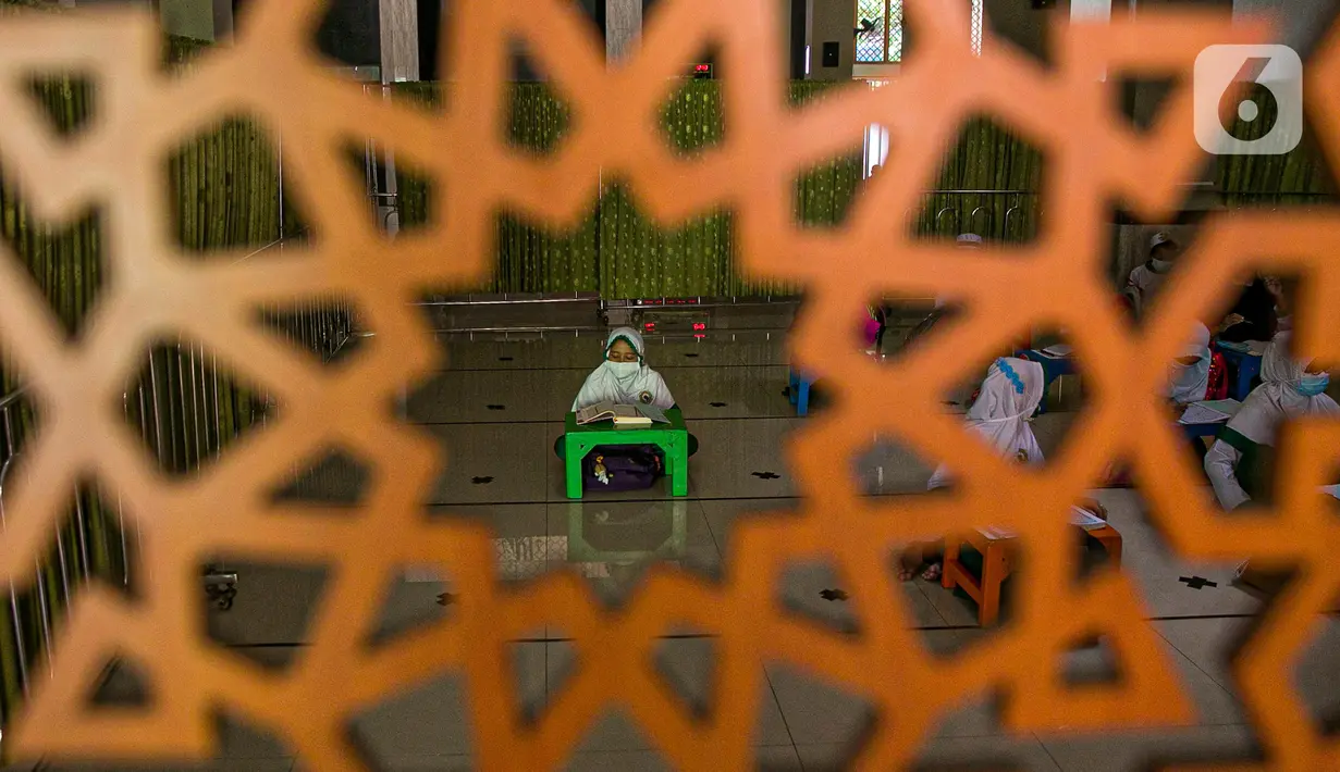 Anak-anak belajar mengaji di Masjid At-Taqwa, Jakarta, Rabu (14/4/2021). Pemerintah telah mengizinkan warga untuk melakukan ibadah di masjid dengan menerapkan protokol kesehatan. (Liputan6.com/Faizal Fanani)