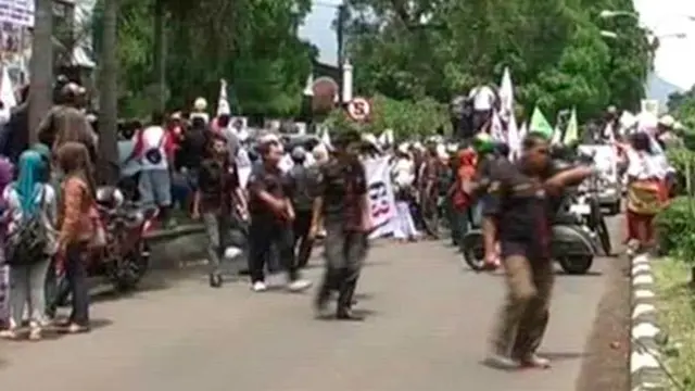 Warga Empat Desa di Jombang Hadang Truk Pasir