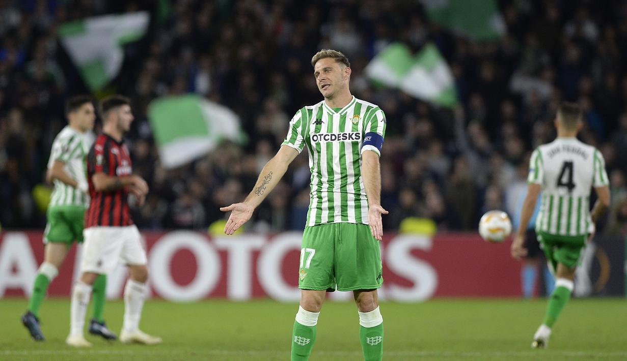 Gelandang Real Betis, Joaquin tampil baik menghadapi gempuran permainan AC Milan pada fase grup Liga Europa yang berlangsung di Stadion Benito Villamarin, Spanyol (9/11),  AC Milan bermain imbang 1-1 kontra Real Betis (AFP/Cristina Quicler)