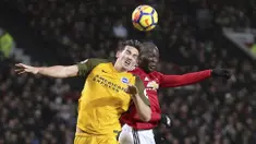 Duel pemain Brighton, Lewis Dunk (kiri) dan pemain Manchester United, Romelu Lukaku pada lanjutan Premier League di Old Trafford, Manchester,(25/11/2017). Manchester United menang tipis 1-0. (Martin Rickett/PA via AP)