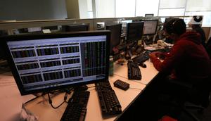 Pialang tengah mengecek Indeks Harga Saham Gabungan (IHSG) di Jakarta, Kamis (9/9/2021). IHSG Bursa Efek Indonesia (BEI) pada Kamis sore ditutup menguat 42,2 poin atau 0,7 persen ke posisi 6.068,22 dipicu aksi beli oleh investor asing. (Liputan6.com/Angga Yuniar)