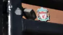 Foto yang diabadikan pada 2 Mei 2020 ini menunjukkan Stadion Anfield milik klub Liverpool terkunci dan kosong saat berbagai kegiatan olahraga masih ditangguhkan selama pandemi COVID-19 di Liverpool, Inggris. (Xinhua/Jon Super)