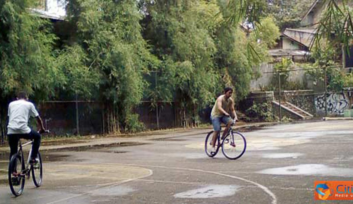 Citizen6, Jakarta: abggota UKM Kampung Segart terlihat berlatih trik sepeda (Pengirim: kelompok 23)