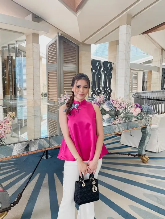 Seperti potret ini, Chen Giovanni memadukan blouse sleeveless satin, celana putih, dan tas Lady Dior yang ditaksir ratusan juta.