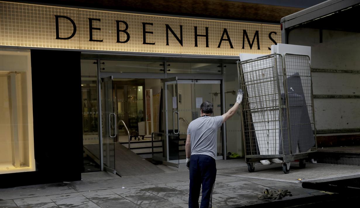 Barang-barang dari department store Debenhams yang ditutup di Oxford Street di London, dipindahkan dan dimuat ke dalam truk, pada Sabtu (6/2/2021). Perusahaan fesyen yang berumur 242 tahun asal Inggris itu menyatakan mereka dalam proses penutupan massal. (AP Photo/Matt Dunham)