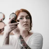 Simak apa saja kesalahan makeup yang bikin wajah terlihat lebih tua. (Foto: Unsplash.com/Annie Spratt).