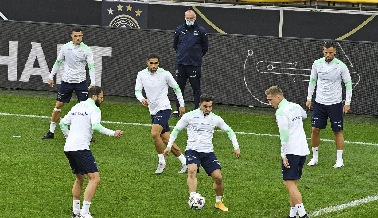 Gelandang Swiss, Xherdan Shaqiri (tengah) bersama rekan-rekannya saat mengikuti sesi latihan tim di Stadion RheinEnergie, Cologne, Jerman (12/10/2020). Swiss akan bertanding melawan Jerman dalam lanjutan UEFA Nations League Divisi A Grup 4 (A4). (AP Photo/Martin Meissner)