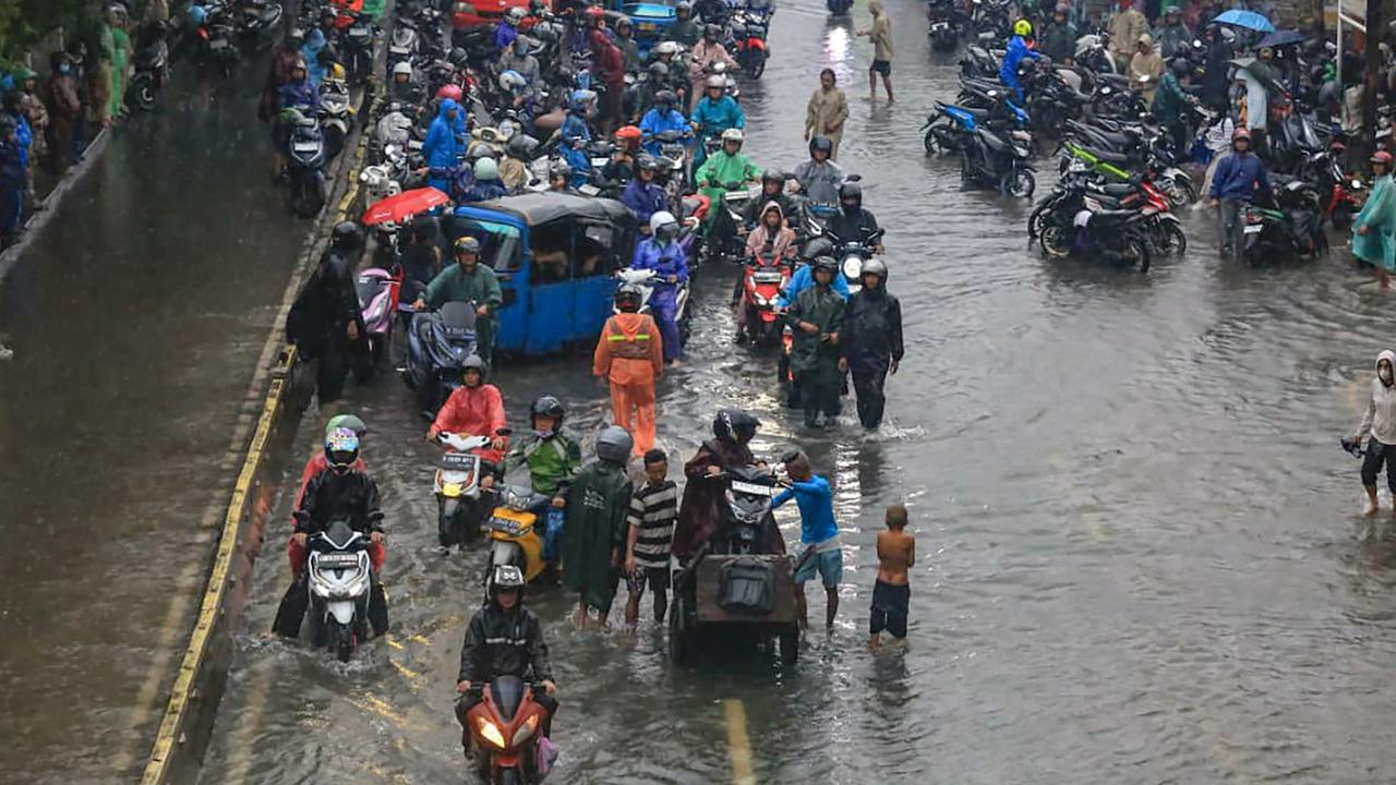 FOTO: Jembatan Tiga Terendam Banjir,  Aktivitas Warga Terganggu