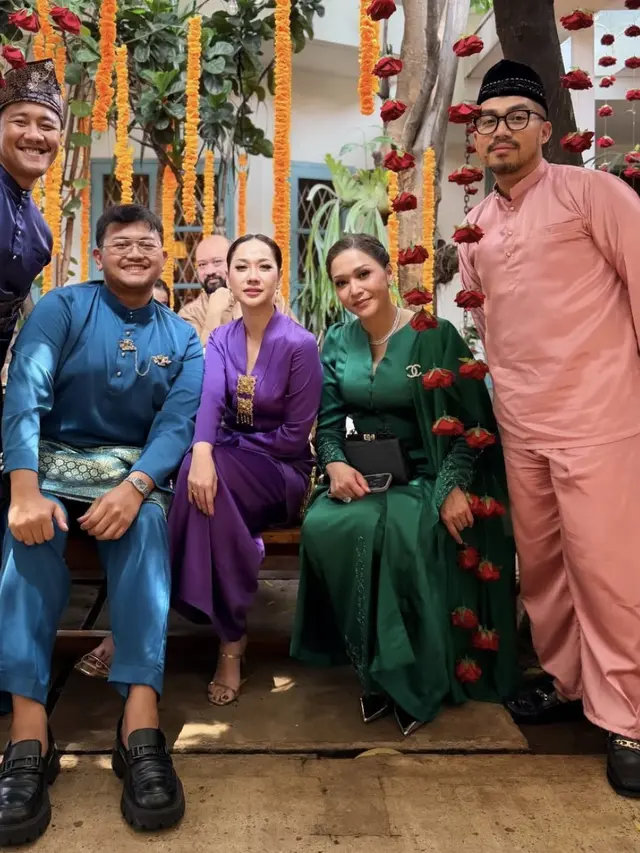 Bunga Citra Lestari Dibalut Baju Kurung warna ungu [@itsmebcl]