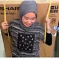 Viral Wanita Perkasa Bekerja 12 Jam, Panggul Kasur Hingga Kulkas Tepi Tetap Ceria. foto: Youtube 'Asrinda Basri