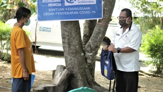 Pendistribusian paket kebersihan diri untuk mencegah penyebaran corona Covid-19 di Kabupaten Timor Tengah Selatan, Nagekeo, dan Lembata, NTT. (Dok. Plan Indonesia)