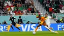 <p>Bek Belanda, Denzel Dumfries berebut bola dengan pemain Senegal, Formose Mendy pada pertandingan grup A Piala Dunia 2022 Qatar di Stadion Al Thumama di Doha, Qatar, Senin (21/11/2022). Belanda menang atas Senengal dengan skor 2-0. (AP Photo/Petr David Josek)</p>
