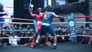 Gaga Muhammad (kiri) berduel dengan Raja 'Big Hecaa' pada ajang bertajuk University Boxing League (UBL) yang berlangsung di Embassy Lounge Jakarta, Senayan, Jumat (20/9/2024) malam WIB. (Bola.com/Abdul Aziz)