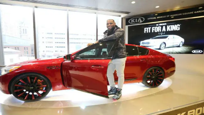 LeBron James mendapat mobil KIA K900 edisi khusus yang bernama King James Edition. (KIA)