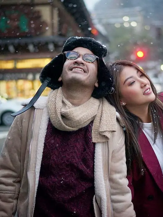 "Bahagia itu hanya kt yang tahu ❤️❤️," tulis Ruben saat sedang berada di Takayama. Cuaca yang dingin membuat keduanya mengenakan jaket tebal. (Instagram/ruben_onsu)