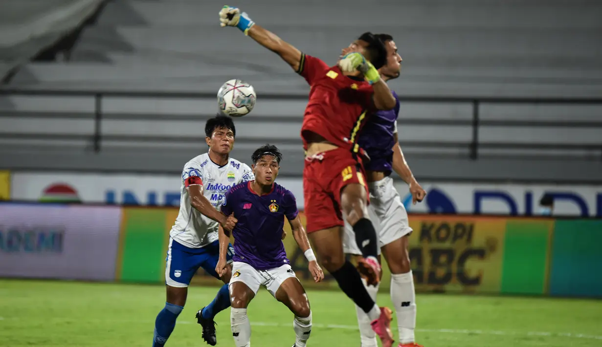 Hingga laga usai skor 0-0 tetap bertahan dan Persib Bandung harus merelakan kepastian gelar juara BRI Liga 1 2021/2022 jatuh ke tangan Bali United. Persib Bandung pun dipastikan tetap berada di peringkat kedua meski masih menyisakan satu partai melawan Barito Putera. (Persib.co.id)