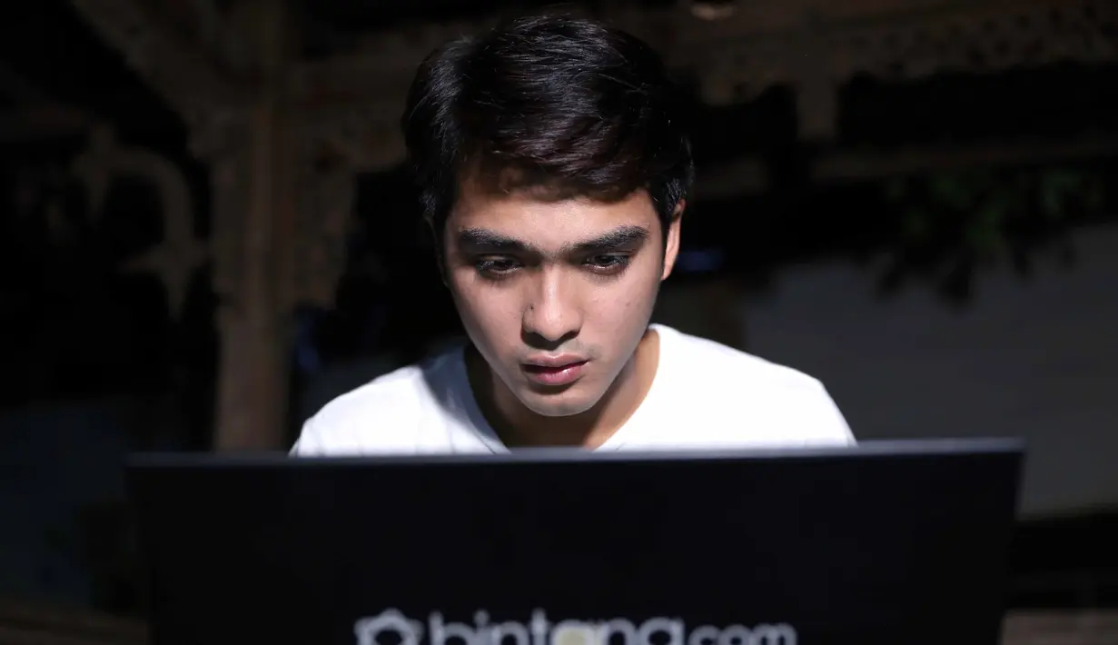 Ricky Harun saat BBM Live Chat dari lokasi syuting sinetron Pangeran 2, Lewinanggung, bekasi, Jawa Barat, Jumat (20/1/2017). (Nurwahyunan/Bintang.com)