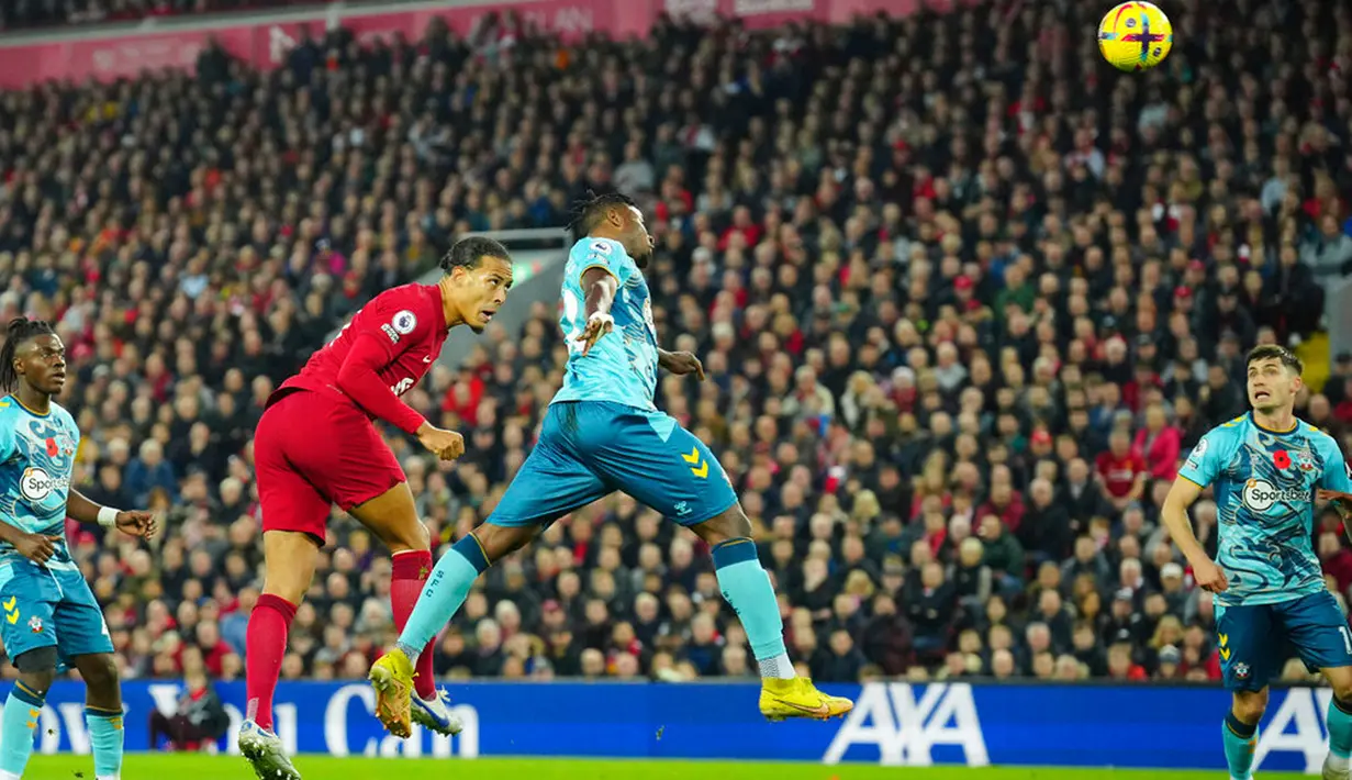 Pemain Liverpool Virgil van Dijk (kedua kiri) menyundul bola saat melawan Southampton pada pertandingan sepak bola Liga Inggris di Stadion Anfield, Liverpool, Inggris, 12 November 2022. Liverpool mengalahkan Southampton dengan skor 3-1. (AP Photo/Jon Super)