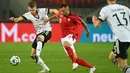 Bek Jerman, Matthias Ginter, berebut bola dengan penyerang Swiss, Haris Seferovic, pada laga lanjutan UEFA Nations League 2020/2021 di RheinEnergie Stadion, Rabu (14/10/2020). Jerman bermain imbang 3-3 atas Swiss. (AFP/Ina Fassbender)