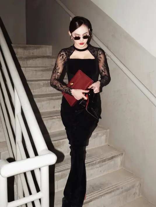 Di tangannya, Mahalini mengenakan clutch maroon dari brand Hermes. Membuat tampilannya semakin glamor. [@mahaliniraharja]