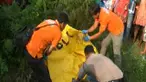 Sesosok mayat diduga berkelamin perempuan ditemukan warga dalam kondisi hangus terbakar. Di semak-semak dekat pemukiman warga