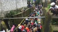 Ketika warga Kota Ambon berebutan menyuling bahan bakar pesawat. (Liputan6.com/Abdul Karim)