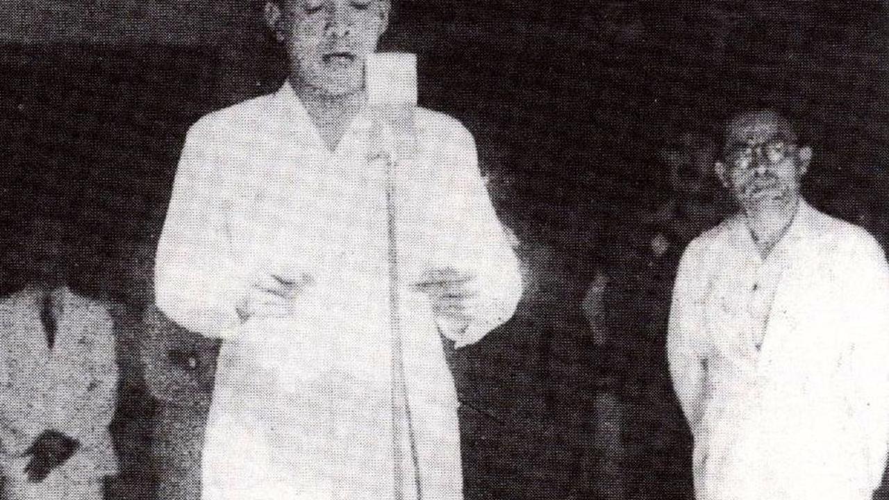 Foto lawas tersebut tidak memperlihatkan saat keduanya tengah disibukkan dengan urusan negara. Foto ini justru memperlihatkan kebersamaan sang proklamator bersama wanitanya masing-masing