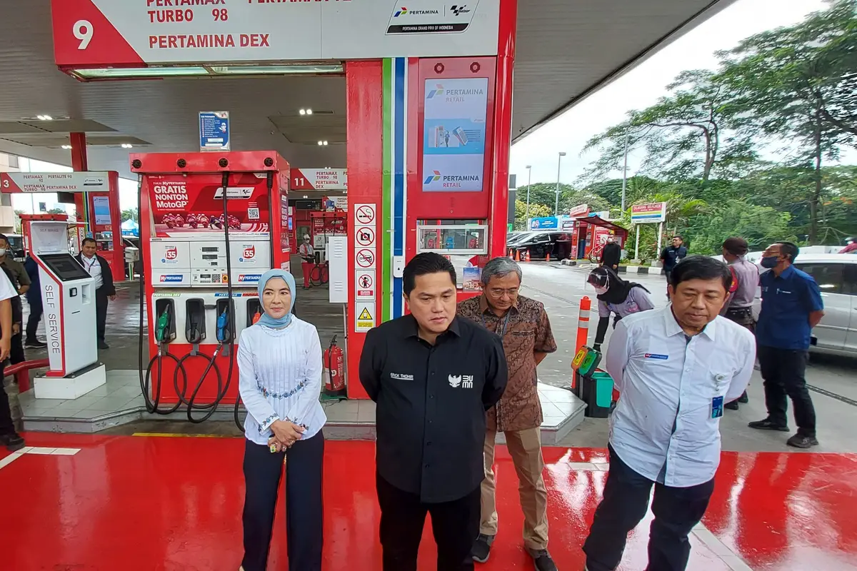 Menteri BUMN Erick Thohir dan Direktur Utama Pertamina Nicke Widyawati di SPBU Pertamina di Jalan MT Haryono, Selasa (3/1/2022). Erick Thohir memastikan ada penurunan harga Pertamax ke Rp 12.800 per liter pada Selasa 3 Januari 2023.