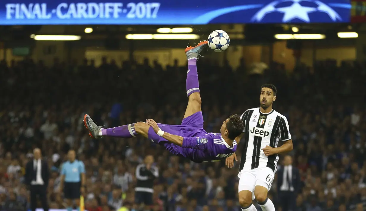 Pemain Real Madrid, Cristiano Ronaldo melakukan tendangan salto dalam laga final Liga Champions melawan Juventus di Millennium Stadium, Cardiff, Wales, 3 Juni 2017. (AP Photo/Dave Thompson)