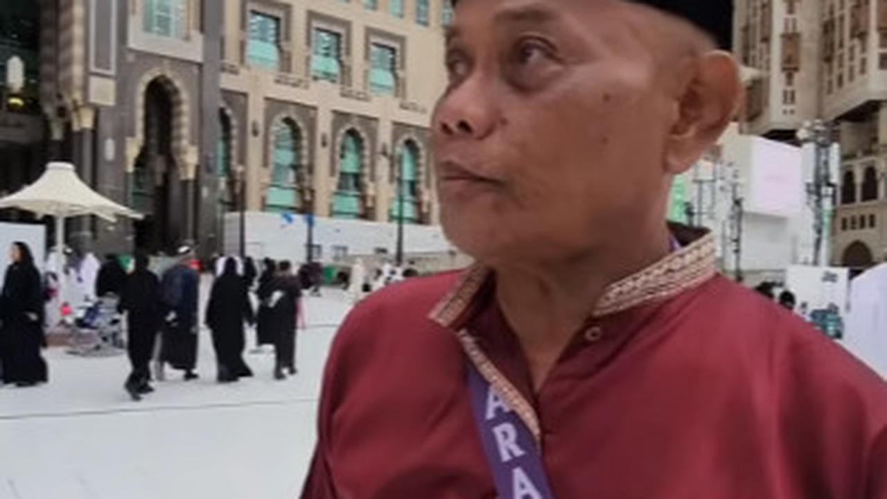Seorang jamaah Umrah asal Indonesia tersesat ketika hendak balik ke hotel. Melihat hal itu, WNI bernama Umi Gilby yang memang tinggal di sana mencoba membantu jamaah tersebut. <br>
