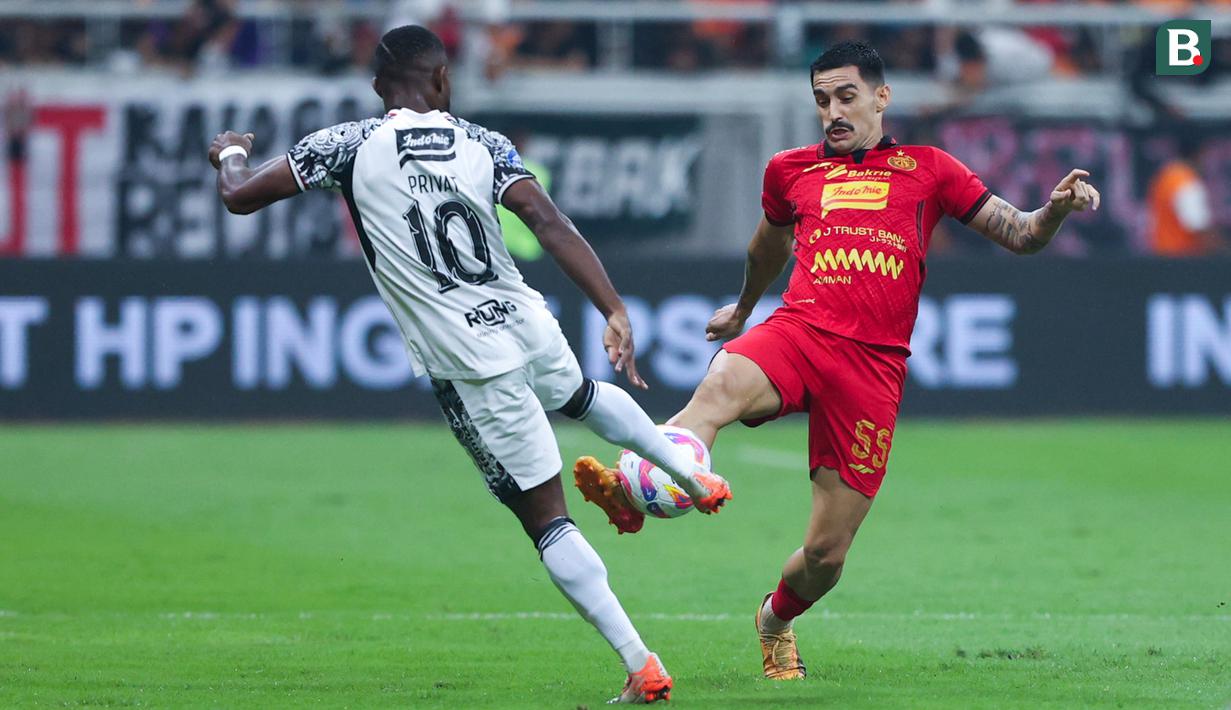 Laga sengit tersaji di kandang Macan Kemayoran. Sejak kickoff, kedua tim sudah berusaha tampil menekan dan saling berusaha menjebol gawang lawan. (Bola.com/Abdul Aziz)