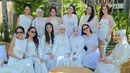 Selalu tampil anggun, Lesti memilih maxi dress putih yang ia padukan dengan pashmina bernuansa ivory. Look-nya simpel namun tetap berkelas.