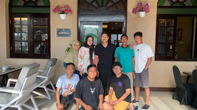 6 Potret Romantis Andika Kangen Band dan Istri Selama Honeymoon, Bertemu Fans