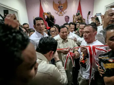 Ketua Umum Partai Gerindra Prabowo Subianto memotong pita saat menghadiri acara peresmian rumah pemenangan relawan di Menteng, Jakarta, Selasa (15/8/2023).  (Liputan6.com/Faizal Fanani)