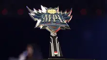 Trofi dari Turnamen e-Sports Mobile Legends: Bang Bang Profesional League (MPL) Indonesia Season 3 di Britama Arena, Jakarta, Jumat (3/5).  Sebanyak 8 tim akan bertarung di babak final MPL Season 3. (Bola.com/Yoppy Renato)