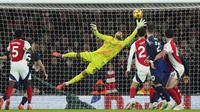Kiper Arsenal, David Raya berusaha menghalau bola pada laga lanjutan Liga Inggris 2024/2025 melawan Manchester United di Emirates Stadium, London, Inggris, Kamis (05/12/2024) WIB. (AP Photo/Kirsty Wigglesworth)
