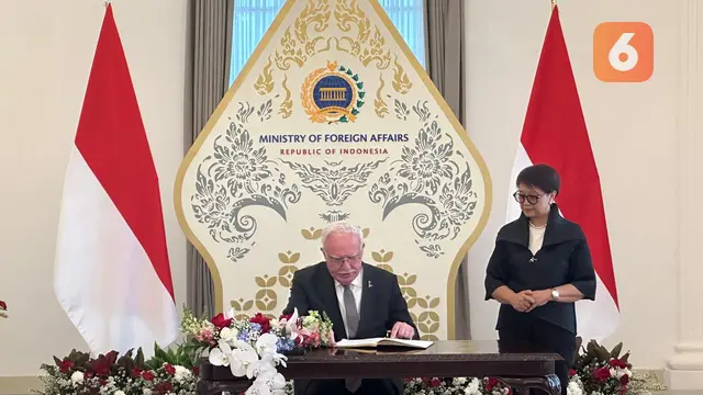 Menteri Luar Negeri RI Retno Marsudi menerima kedatangan Utusan Khusus Presiden Palestina Riyad Al Maliki di Gedung Pancasila, Senin (19/8/2024). (Liputan6/Benedikta Miranti)