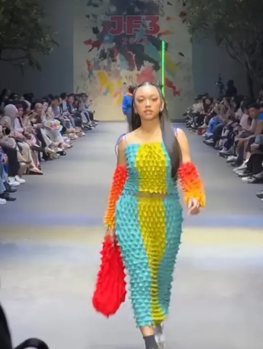 Spagetthi strap dress tersebut dipadukan Naura dengan gloves warna senada. Ia juga tampak menenteng tas model yang sama namun dengan warna pink cerah.