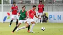Peserta seleksi Timnas Indonesia U-17 sekaligus putra selebritas Darius Sinathrya, Lionel Nathan Sinathrya (tengah kiri) saat mengikuti seleksi Timnas Indonesia U-17 untuk Piala Dunia U-17 di Lapangan A, Senayan, Jakarta, Rabu (16/08/2023). (Bola.com/Abdul Aziz)