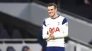 Penyerang Tottenham Hotspur, Gareth Bale, tampak kecewa saat melawan Leicester City pada laga Liga Inggris, Minggu (20/12/2020). Spurs menyerah dengan skor 2-0. (Julian Finney/ Pool via AP)