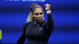 Petenis Serena Williams mengangkat tinjunya setelah mengalahkan Caty McNally dalam putaran kedua turnamen tenis AS Terbuka di New York, Amerika Serikat, Rabu (28/8/2019). Williams menang 5-7, 6 -3, 6-1. (AP Photo/Charles Krupa)