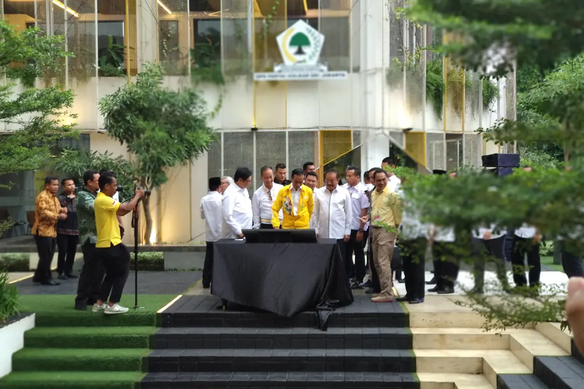 Ketua Umum Golkar Airlangga Hartarto dan Presiden Jokowi pada acara buka bareng dan ngobrol santai masa depan dan konsep Indonesia 4.0 di Jakarta. (Liputan6.com/Putu Merta Surya)