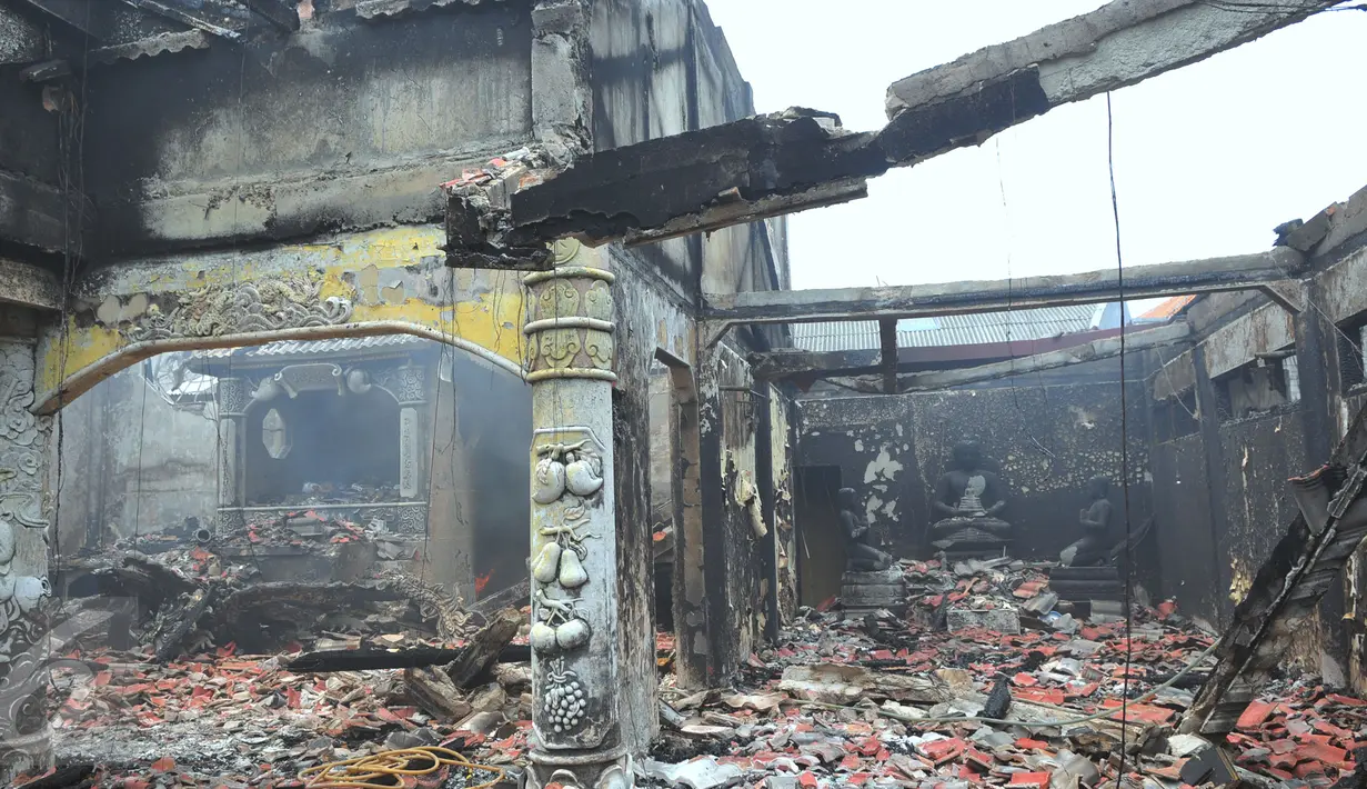 Kondisi Vihara Butong yang rusak akibat kebakaran, Tangerang, Banten, Jumat (19/2). Empat korban tersbut terjebak api sehingga tidak bisa menyelamatkan diri. (Liputan6.com/Faisal R Syam)