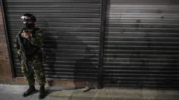 Seorang tentara polisi militer Kolombia berpatroli di jalan-jalan di Bogota (15/9/2021). Ratusan tentara telah berpatroli di jalan-jalan Bogotá sejak Rabu dalam upaya "sementara" oleh pihak berwenang untuk mengendalikan gelombang perampokan dengan kekerasan. (AFP/Juan Barreto)