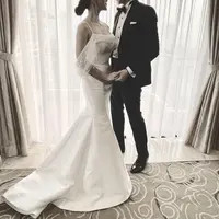 Janissa Pradja memakai gaun spaghetti yang romantis dengan strap manik dan kristal yang swag saat dinikahi Mike Lewis di helipad (Foto: Instagram @bindipack)