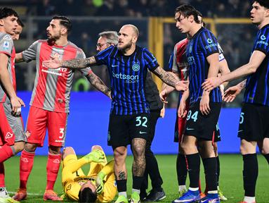 Pemain Inter Milan tampak marah pada suporter saat insiden kiper Cremonese, Emil Audero, yang terkena petasan pada laga pekan ke-23 Liga Italia 2025/2026 di Stadion Giovanni Zini, Cremona, Minggu (1/2/2026). (AFP/Piero Cruciatti)