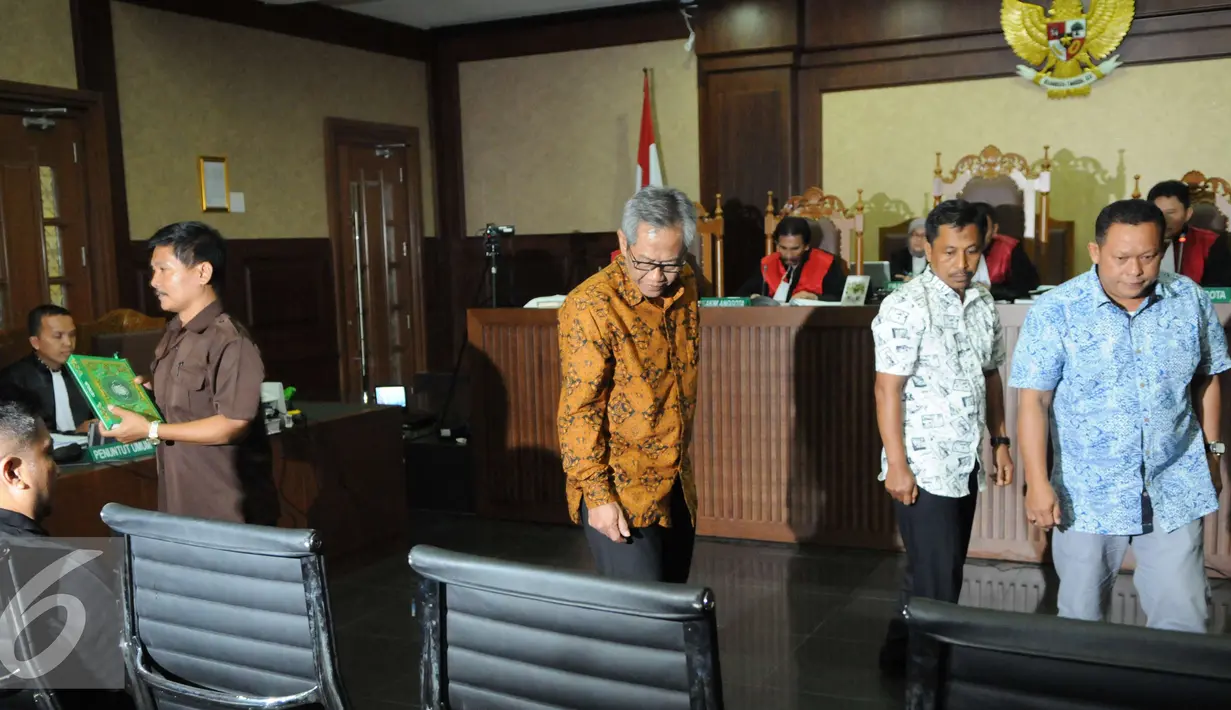 Dirut Perum Bulog, Djarot Kusumayakti dan sejumlah saksi bersiap mengikuti sidang untuk kasus gula impor dengan tersangka Irman Gusman di Pengadilan Tipikor Jakarta, Selasa (20/12). (Liputan6.com/Helmi Afandi)