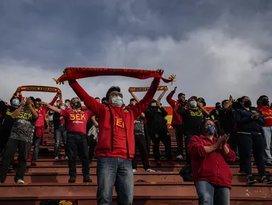 Penggemar klub Union Espanola menghadiri pertandingan di dalam stadion Santa Laura, di Santiago, Chile, Sabtu (14/8/2021). Setelah lebih dari satu tahun lockdown, penggemar diizinkan kembali ke stadion pada akhir pekan ini di tengah protokol kesehatan dan jarak sosial yang ketat. (AP/Esteban Felix)