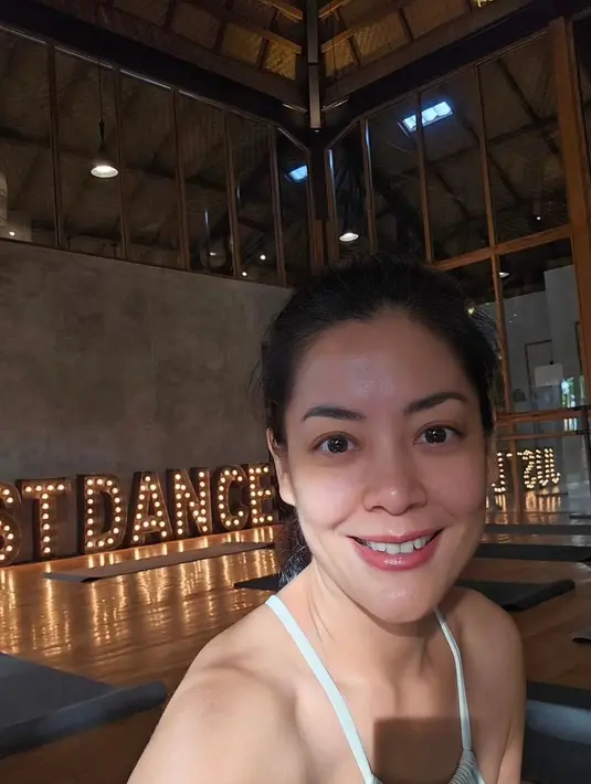 Salah satu pemeran film Balada Si Roy ini tak pernah melakukan oplas. Rahasia Lulu Tobing tampil awet muda ialah rajin berolahraga.  (Liputan6.com/IG/@lutob)