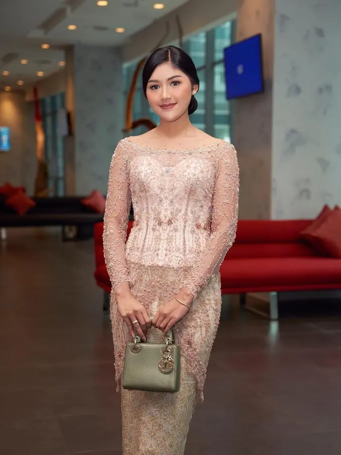 Erina Gudono Tampil Ayu Berkebaya sambil Tenteng Tas Branded Rp56 Jutaan